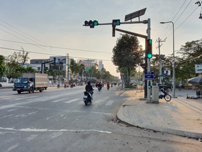 Lắp Đặt Đèn Giao Thông Năng Lượng Mặt Trời Thông Minh Không Dây